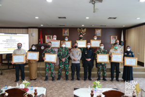 Capai Target 50 Persen Vaksinasi, Gubernur Ansar Beri Penghargaan 24 Stakeholder