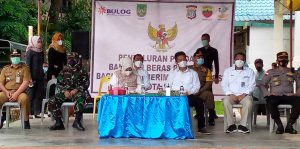 Penyerahan Bansos Kepada Masyarakat Penerima KPM, PKH, BST, di Kelurahan Sungai Jodoh