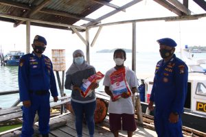 Satpolair Polresta Barelang Bagikan Beras Kepada Nelayan dan Masyarakat Pesisir Kota Batam