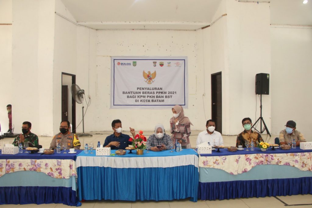 KAPOLRESTA BARELANG Dan FORKOPIMDA Menyerahkan BANSOS PPKM LEVEL 4