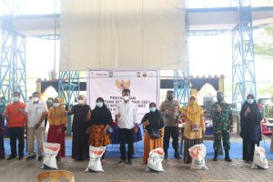 KAPOLRESTA BARELANG BERSAMA FORKOPIMDA DISTRIBUSIKAN BANSOS PPKM LEVEL 4 di KEC. SAGULUNG