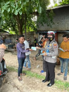 SATLANTAS POLRESTA BARELANG BAGIKAN MASKER DAN BROSUR PATUHI PROKES