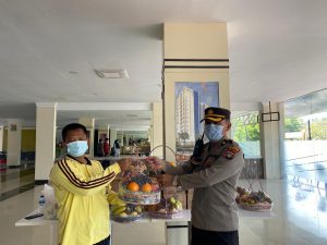 KAPOLRESTA BARELANG    Beri Semangat Kepada Personil POLRESTA BARELANG Yang Terpapar COVID-19