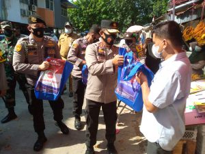 Kapolda Kepri Bersama Kapolresta Barelang menyerahkan 130 Paket Sembako Kepada Pedagang Pasar Sungai Harapan