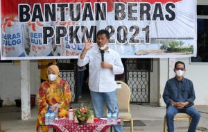 Rudi-Amsakar Salurkan Bantuan Beras PPKM 2021
