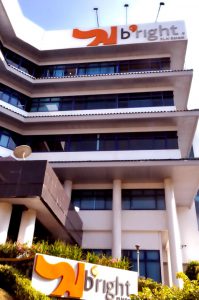 PLN Batam Bersama KPw Bank Indonesia Menyerahkan Bansos ke Pemko Batam