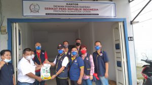 Komunitas Indonesia Tionghoa, Gandeng SPRI Sumut Serahkan Puluhan Paket Sembako Kepada Wartawan