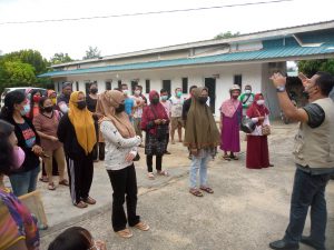 Lurah Sungai Jodoh Memberikan Bantuan Beras Kepada Masyarakatnya yang Terdampak Covid-19