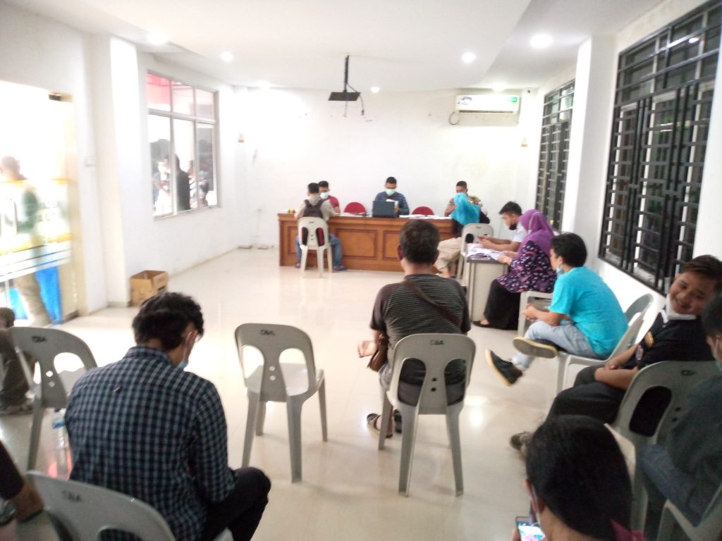 Pengurus Pos PPKM Kelurahan Sungai Jodoh Mendapat Honorium Secara Tunai Oleh Bank Riau