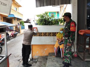 Polsek Belakang Padang Lakukan Tracing Pemasangan Stiker Covid-19