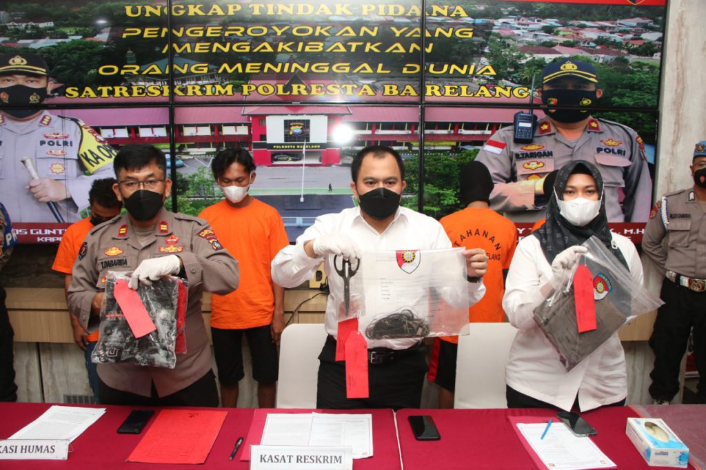 Satreskrim Polresta Barelang Gelar Konfrensi Pers Tindak Pidana Pengeroyokan Yang Mengakibatkan Orang Meninggal