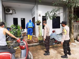 Polsek Batu Aji Lakukan Penyemprotan Disinfektan Terhadap Rumah Yang Terpapar Covid-19