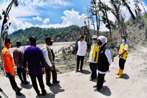 Presiden Jokowi Tinjau Lokasi Penanganan Bencana Erupsi Gunung Semeru