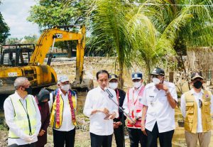 Presiden Tinjau Pembangunan Tanggul Pengendali Banjir dan Serahkan Bantuan Sosial
