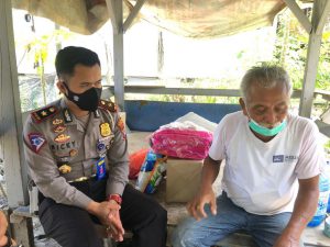 Satlantas Polresta Barelang Berbagi Kepada Masyarakat Kurang Mampu