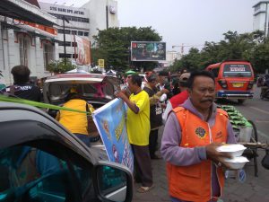 Jum’at Barokah, Wartawan Peduli Sosial (WPS) Bagi Nasi kotak