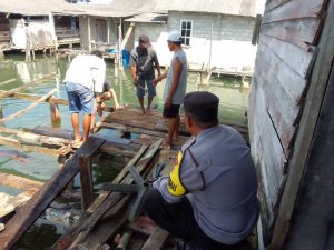 Polresta Tanjung Pinang, Melalui Bhabinkamtibmas Lakukan Goro Perbaikan Rumah Warga Kelurahan Tanjung Unggat