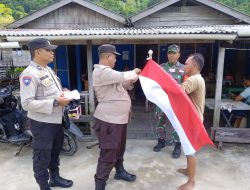 Sambut HUT RI, Bhabinkamtibmas Polsek Jemaja Ajak Masyarakat Kibarkan Merah-Putih