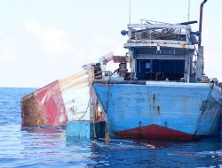 Kajari Natuna Bersama Tim Jaksa, Musnahkan Kapal Tangkap Ikan Asing Berbendera Vietnam