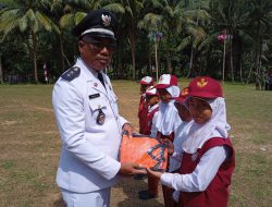 Meriahkan HUT RI Ke-78 Tahun 2023, Kepala Desa Impol Serahkan 30 Pcs Seragam Sekolah kepada Siswa SD Negeri 002 Impol