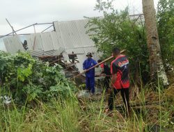 Danru Damkar Unit Pos Jemaja Pimpin Evakuasi Rumah Roboh