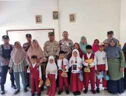 Polsek Jemaja, Bagi Ratusan Buku Bacaan Berbagai Macam Judul Sampai Ke Pelosok