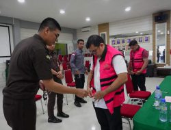 Penyerahan Tersangka dan BB Perkara Tahap II Kasus Korupsi  Pemukiman Kumuh Kota Tanjungpinang dan Gedung Kelas Belajar Kampus Umrah Tahun 2019-2020