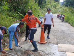 Kepala Desa Ulu Maras Gotong Royong Bersama Warga Perbaiki Jalan Berlubang