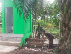 Personel Kodim 0314/Inhil Bersihkan Sisa Material Pembangunan MCK di Musholla Al Ikhlas