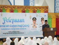 Amsakar Achmad Lepas Jemaah Calon Haji Kota Batam