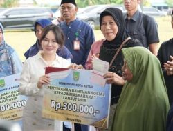 Li Claudia Chandra Serahkan Bantuan Tunai kepada Lansia