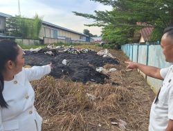 DLH Diminta Segera Bertindak, Ruslan Sinaga Tinjau Tumpukan Diduga Limbah B3 Dekat SDN 002 Tanjung Sengkuang