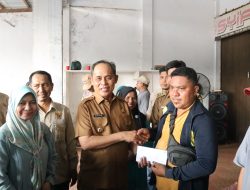 Bupati Inhil serahkan bantuan untuk korban kebakaran di Desa Danau Pulau Indah, Kecamatan Kempas