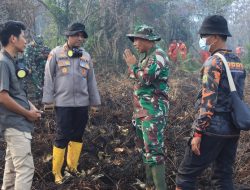 Kapolres inhil beserta dandim inhil turun langsung pemadaman karhutla di bayas jaya, 10 hektar lahan terbakar