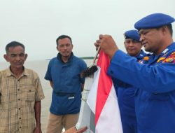 Satpolairud Polres Inhil Kibarkan Bendera Merah Putih di Kapal Rakyat Perairan Pulau Burung