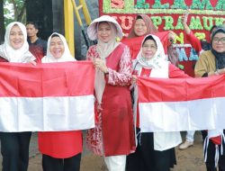 Sekretariat DPRD Kepri Bagi Bendera Merah Putih Menyemarakkan Peringatan HUT RI ke-80