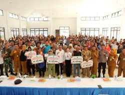 Pemko Batam Perluas Bantuan Sosial untuk Lansia, Li Claudia Serahkan Langsung di Belakang Padang