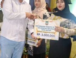 Wujud Sinergi Pemerintah dan Legislatif, Rizky Aji Perdana Dampingi Wali Kota Batam Serahkan Insentif RT/RW di Sekupang 