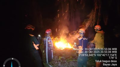 BPBD Inhil Terjunkan Tim untuk Padamkan Kebakaran Lahan di Desa Bayas Jaya, Kecamatan Kempas