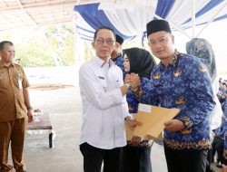 Serahkan SK 593 PPPK Paruh Waktu, Amsakar Minta Tingkatkan Disiplin dan Pelayanan Publik