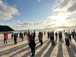 Senam Sehat Lansia Warnai Minggu Pagi di Pantai Padang Melang Jemaja
