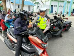 Tertib Berlalu Lintas, Satlantas Polres Anambas Bagikan Minyak Goreng Kepada Pengendara Roda Dua