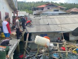 Wujud Nyata Polri Hadir, Polsek Palmatak Gerak Cepat Evakuasi Rumah Roboh di Desa Ladan
