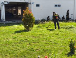 Satpol PP Anambas Gotong Royong Bersihkan Masjid Agung Baitul Makmur