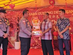 Wujud Toleransi, Polres Kepulauan Anambas Berikan Parcel Imlek ke Vihara Gunung Dewa