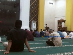 Wabup Anambas Sholat Tarawih Perdana di Masjid Agung Baitul Makmur, Ajak Warga Raih Berkah Ramadhan