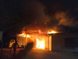 Breaking News  Kebakaran Gudang Sembako di Tembilahan, Damkar Inhil Masih Berjibaku Padamkan Api