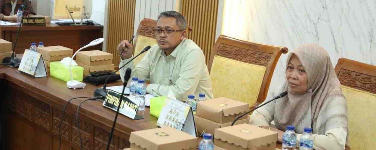 Wakil Ketua Pansus, Ir Suryanto, Pimpin Rapat Lanjutan Pembahasan Ranperd Tentang Psu Perumahan.Selasa(21/4/2026). Adv DPRD Batam