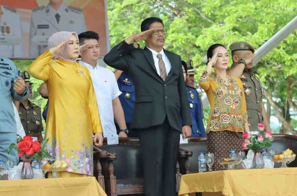 Ketua DPRD Kota Batam, Haji Muhammad Kamaluddin hadiri Upacara Bendera Peringatan Hari Kartini, Hari Ulang Tahun ke-76 Satpol P,  Hari Ulang Tahun ke-64 Satlinmas serta Hari Ulang Tahun ke-107 Pemadam Kebakaran tingkat Kota Batam Tahun 2026. Selasa (21/4/2026)(Adv Dprd Batam )