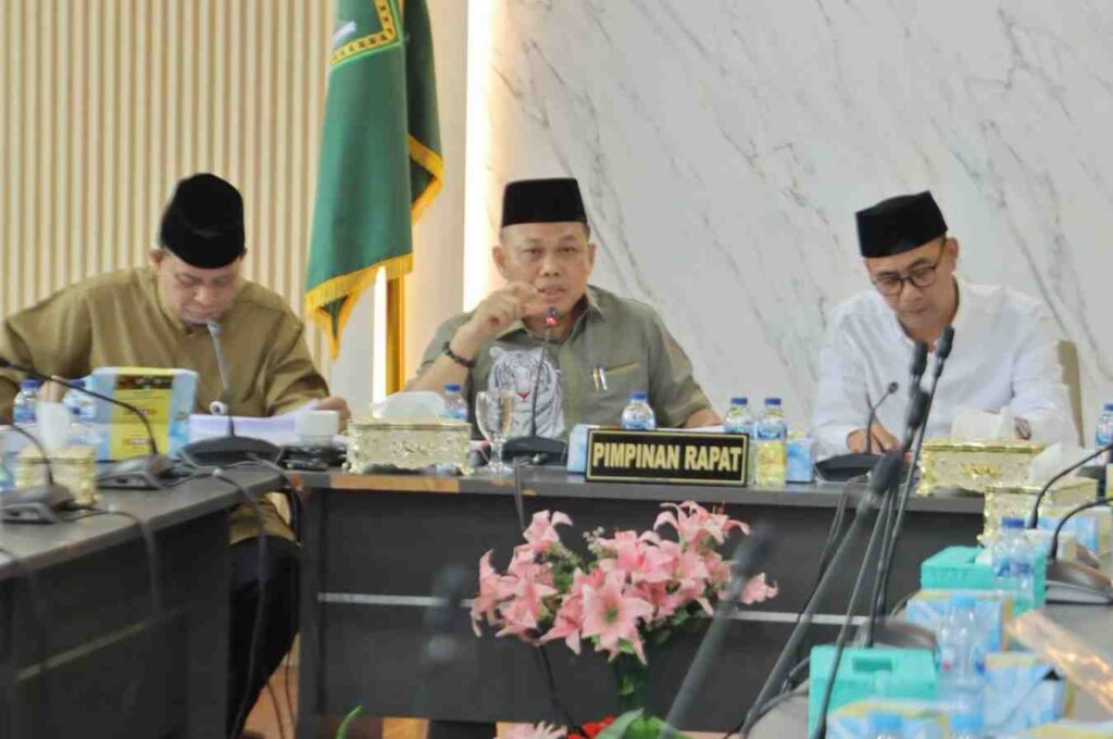 Ketua Pansus Ahmad Surya pimpin pembahasan intensif LKPj 2025.( Adv DPRD Batam )